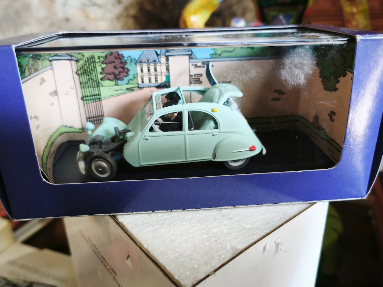 En voiture Tintin échelles 1/43e, éditées par Atlas / Moulinsart dans leurs boîtes bleues d'origine avec décors en fond de boîte – Image 17