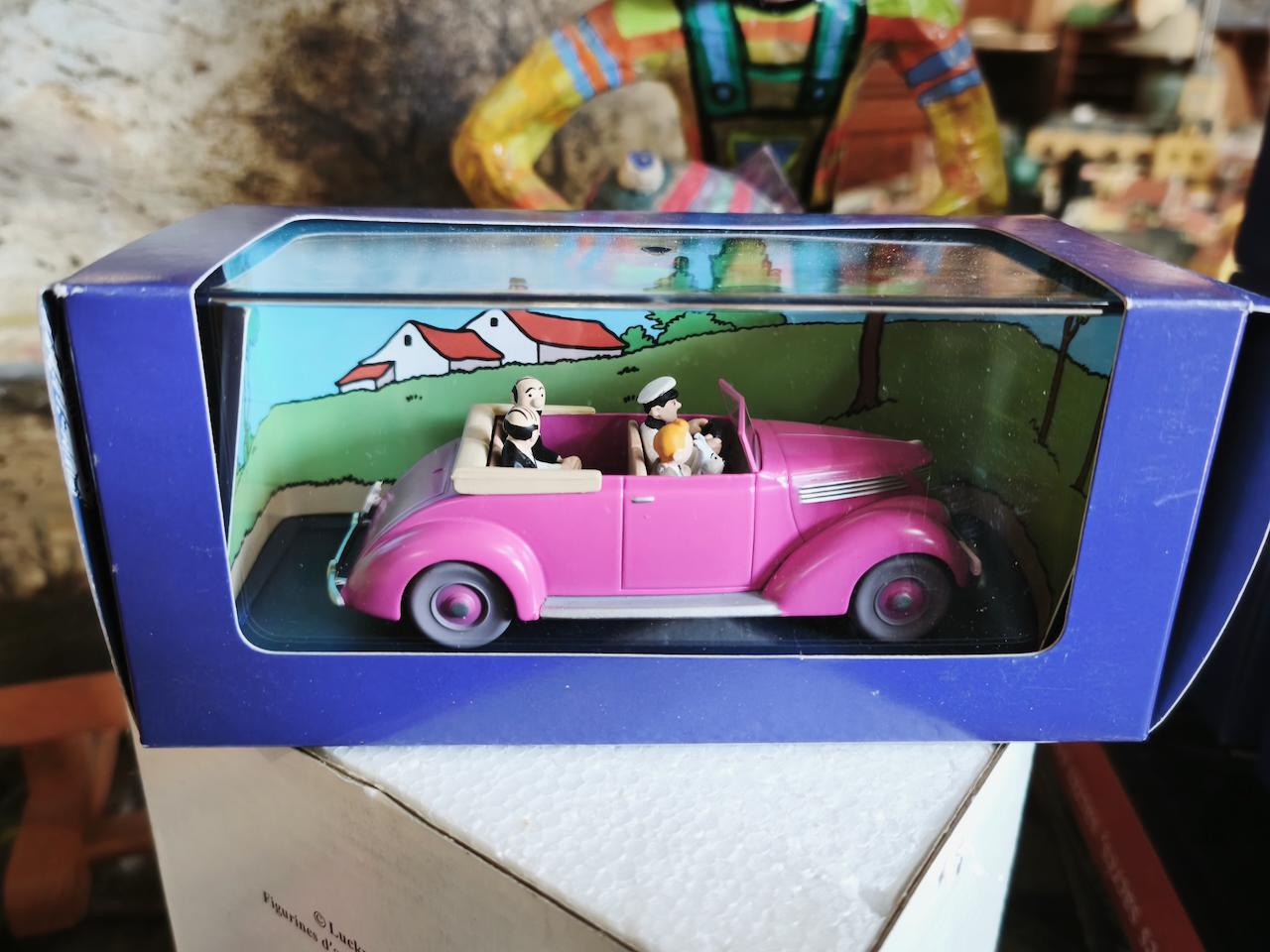 En voiture Tintin échelles 1/43e, éditées par Atlas / Moulinsart dans leurs boîtes bleues d'origine avec décors en fond de boîte – Image 18