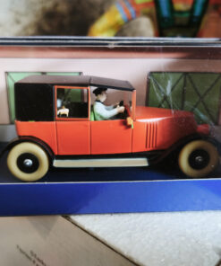 En voiture Tintin échelles 1/43e, éditées par Atlas / Moulinsart dans leurs boîtes bleues d'origine avec décors en fond de boîte – Image 19
