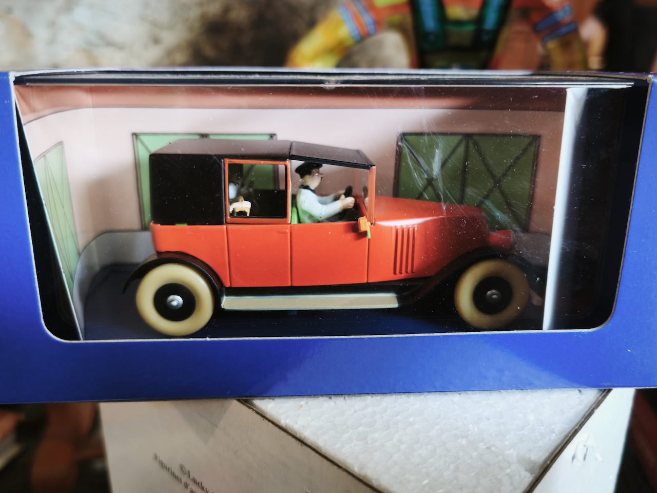 En voiture Tintin échelles 1/43e, éditées par Atlas / Moulinsart dans leurs boîtes bleues d'origine avec décors en fond de boîte – Image 19