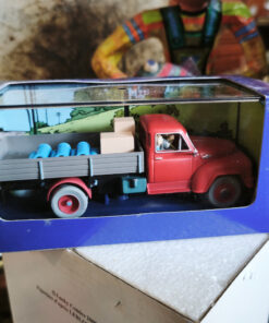 En voiture Tintin échelles 1/43e, éditées par Atlas / Moulinsart dans leurs boîtes bleues d'origine avec décors en fond de boîte – Image 20
