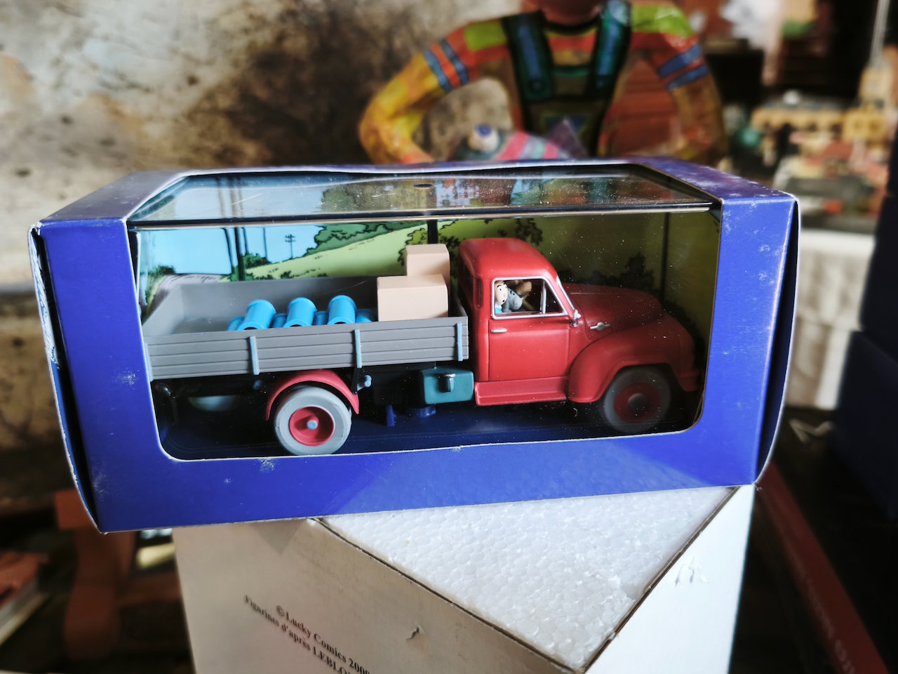 En voiture Tintin échelles 1/43e, éditées par Atlas / Moulinsart dans leurs boîtes bleues d'origine avec décors en fond de boîte – Image 20