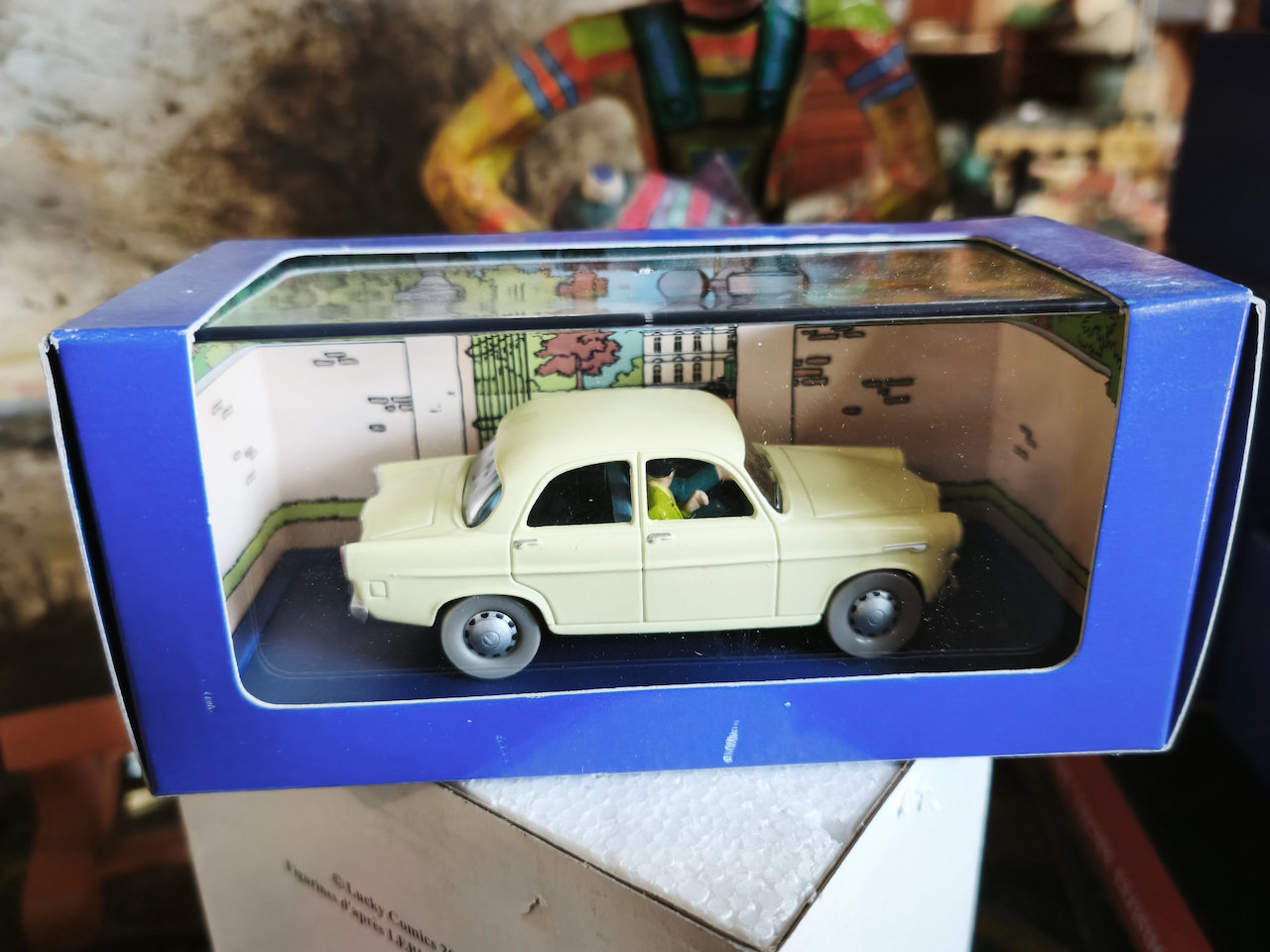 En voiture Tintin échelles 1/43e, éditées par Atlas / Moulinsart dans leurs boîtes bleues d'origine avec décors en fond de boîte – Image 22