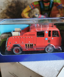 En voiture Tintin échelles 1/43e, éditées par Atlas / Moulinsart dans leurs boîtes bleues d'origine avec décors en fond de boîte – Image 23