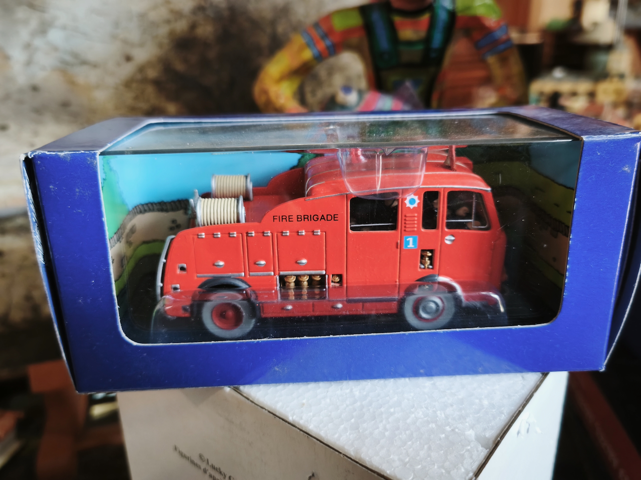 En voiture Tintin échelles 1/43e, éditées par Atlas / Moulinsart dans leurs boîtes bleues d'origine avec décors en fond de boîte – Image 23