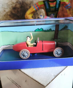 En voiture Tintin échelles 1/43e, éditées par Atlas / Moulinsart dans leurs boîtes bleues d'origine avec décors en fond de boîte – Image 24