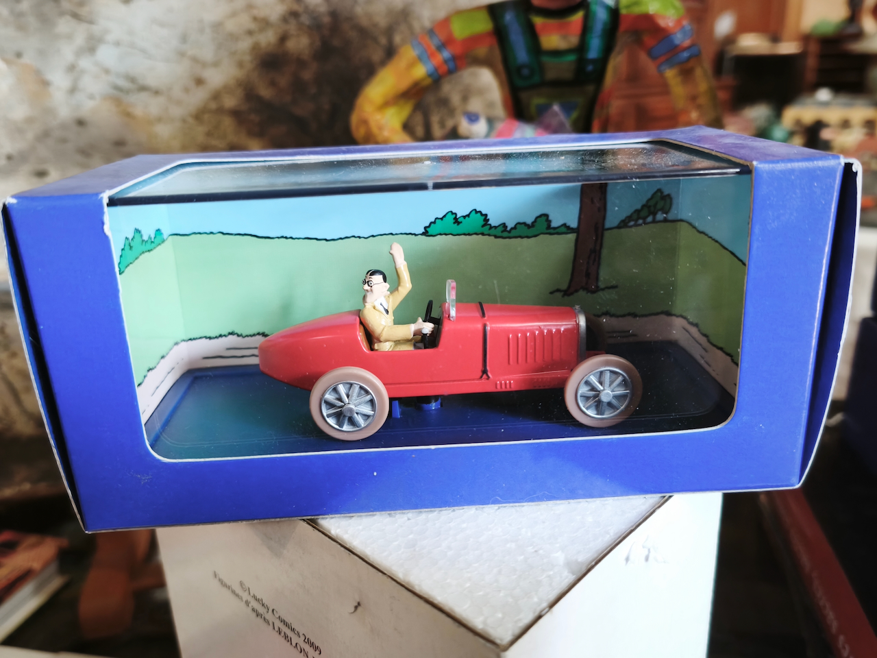 En voiture Tintin échelles 1/43e, éditées par Atlas / Moulinsart dans leurs boîtes bleues d'origine avec décors en fond de boîte – Image 24