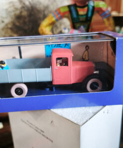 En voiture Tintin échelles 1/43e, éditées par Atlas / Moulinsart dans leurs boîtes bleues d'origine avec décors en fond de boîte – Image 25