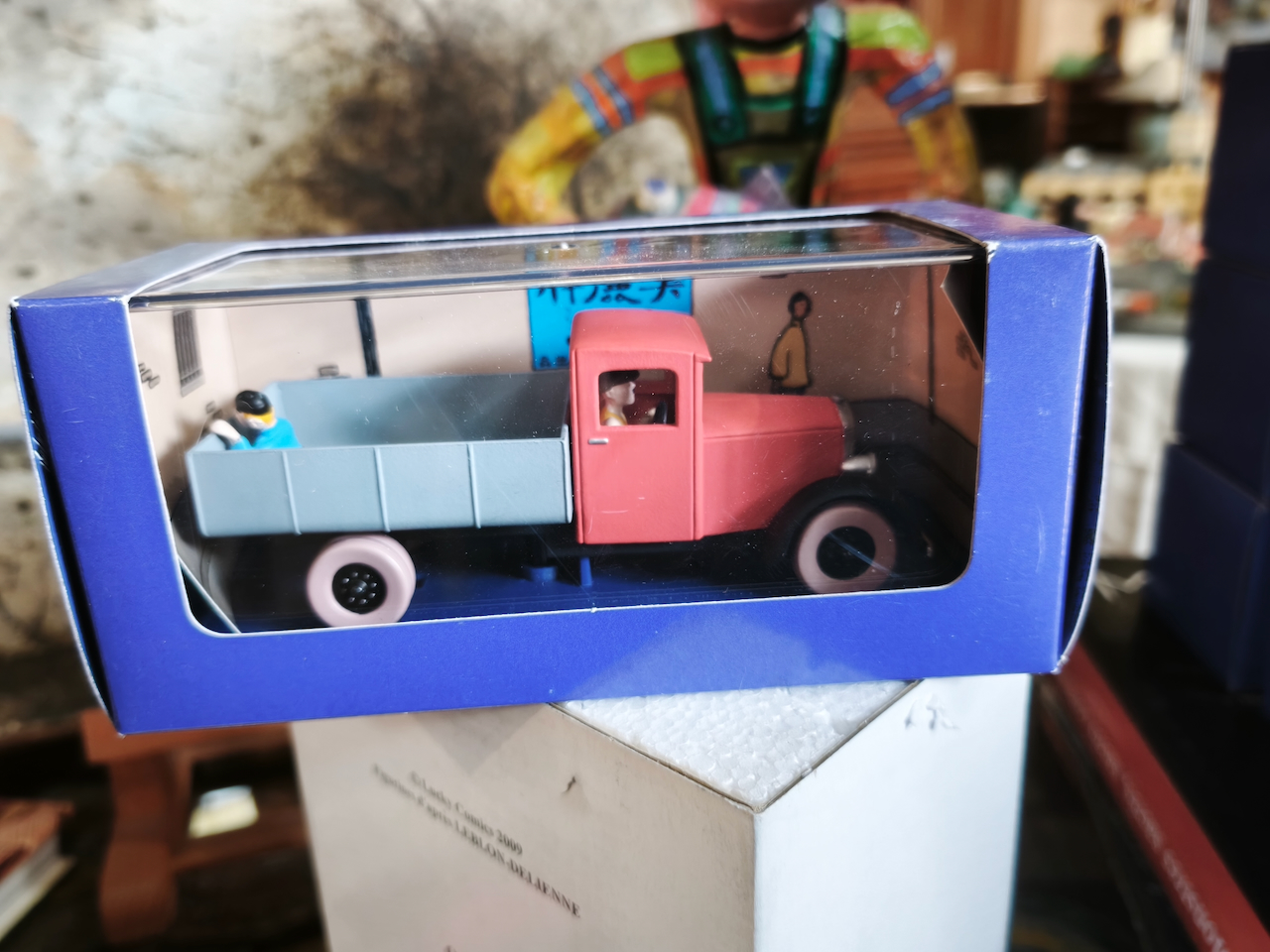 En voiture Tintin échelles 1/43e, éditées par Atlas / Moulinsart dans leurs boîtes bleues d'origine avec décors en fond de boîte – Image 25