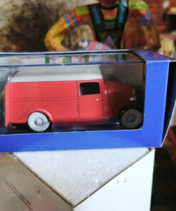 En voiture Tintin échelles 1/43e, éditées par Atlas / Moulinsart dans leurs boîtes bleues d'origine avec décors en fond de boîte – Image 26