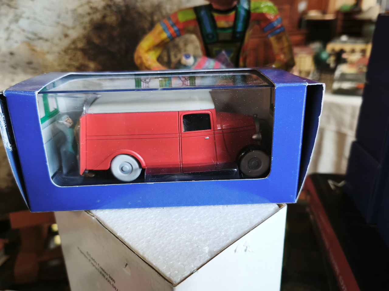 En voiture Tintin échelles 1/43e, éditées par Atlas / Moulinsart dans leurs boîtes bleues d'origine avec décors en fond de boîte – Image 26