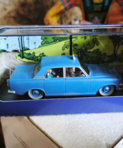 En voiture Tintin échelles 1/43e, éditées par Atlas / Moulinsart dans leurs boîtes bleues d'origine avec décors en fond de boîte – Image 27