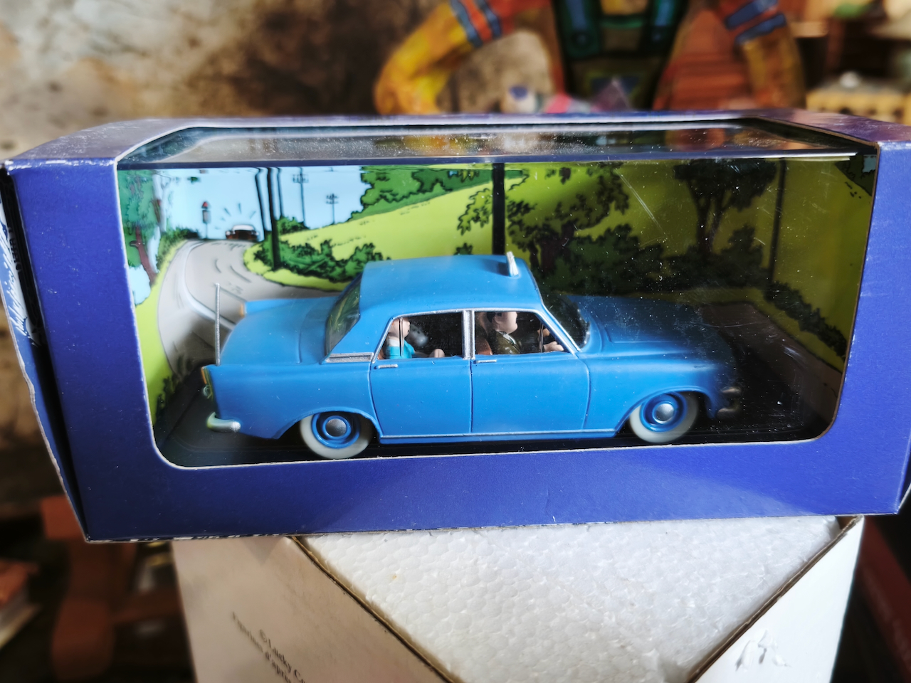En voiture Tintin échelles 1/43e, éditées par Atlas / Moulinsart dans leurs boîtes bleues d'origine avec décors en fond de boîte – Image 27