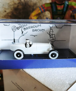 En voiture Tintin échelles 1/43e, éditées par Atlas / Moulinsart dans leurs boîtes bleues d'origine avec décors en fond de boîte – Image 28