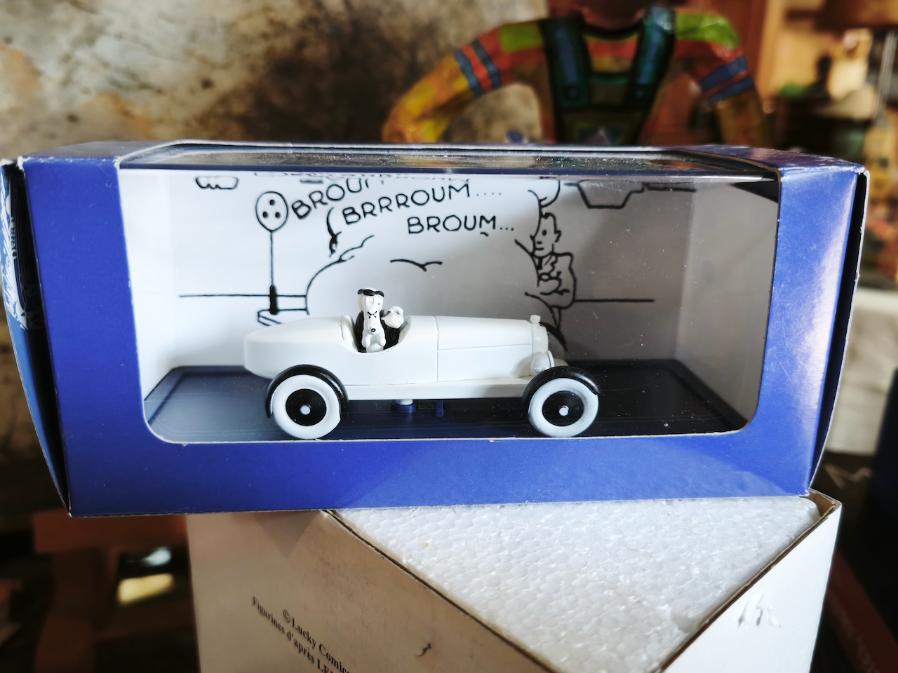 En voiture Tintin échelles 1/43e, éditées par Atlas / Moulinsart dans leurs boîtes bleues d'origine avec décors en fond de boîte – Image 28