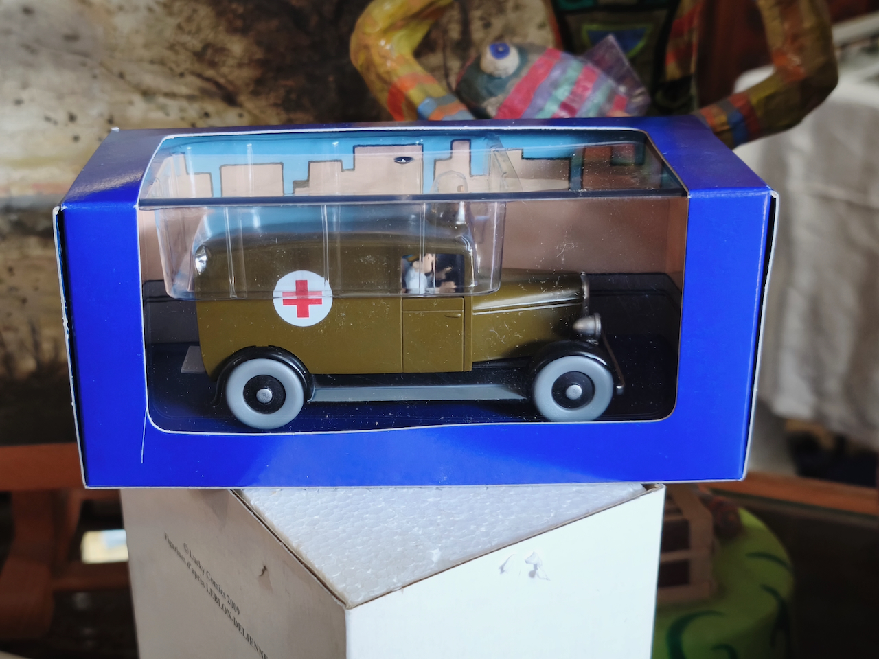 En voiture Tintin échelles 1/43e, éditées par Atlas / Moulinsart dans leurs boîtes bleues d'origine avec décors en fond de boîte – Image 29