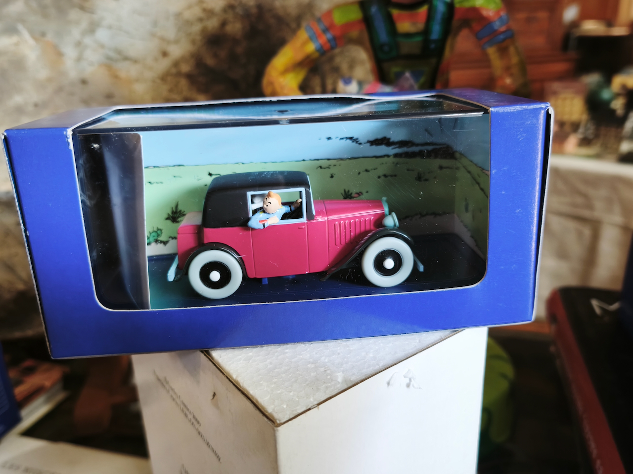 En voiture Tintin échelles 1/43e, éditées par Atlas / Moulinsart dans leurs boîtes bleues d'origine avec décors en fond de boîte – Image 30