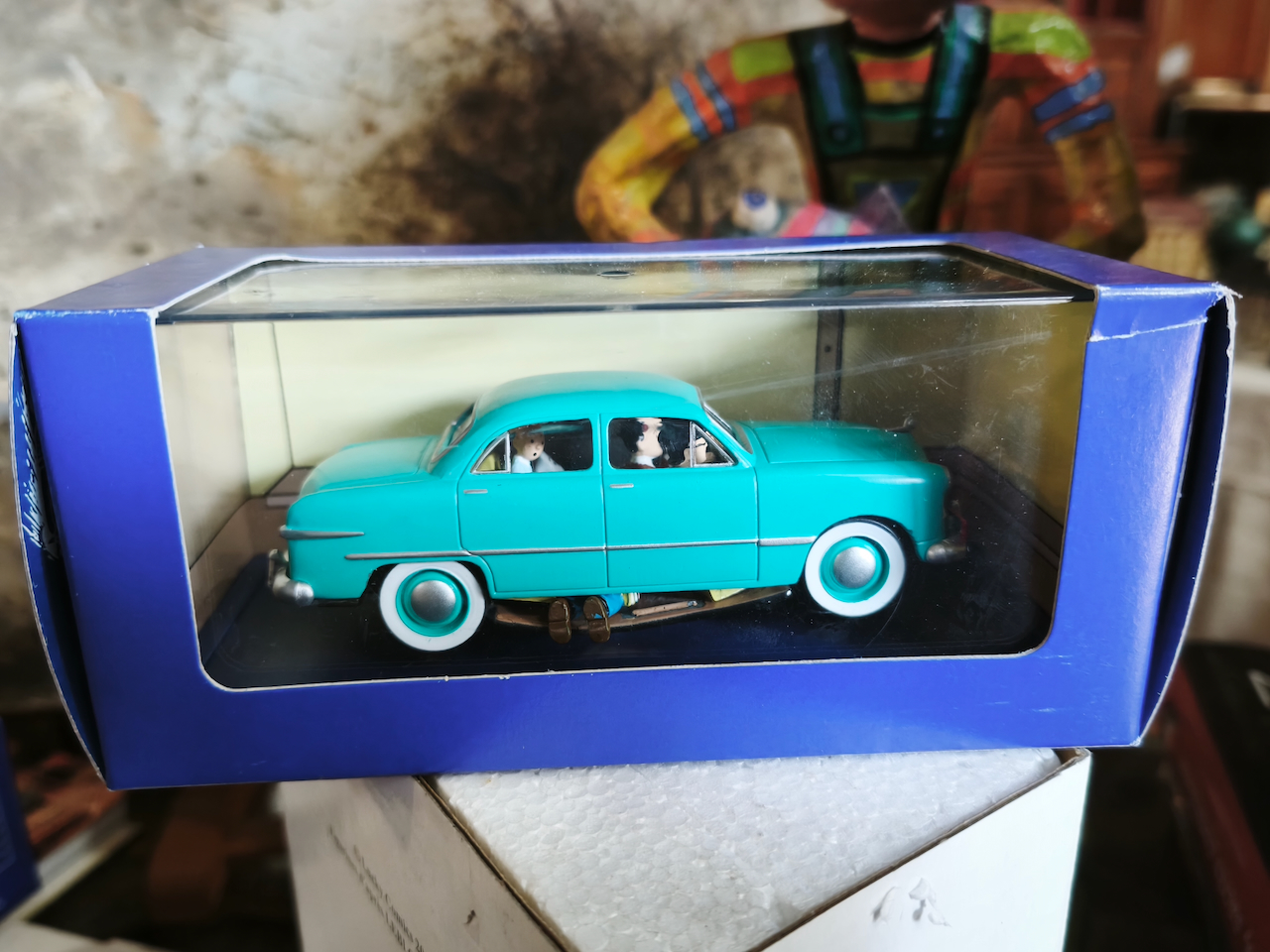 En voiture Tintin échelles 1/43e, éditées par Atlas / Moulinsart dans leurs boîtes bleues d'origine avec décors en fond de boîte – Image 31