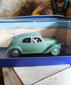 En voiture Tintin échelles 1/43e, éditées par Atlas / Moulinsart dans leurs boîtes bleues d'origine avec décors en fond de boîte – Image 32