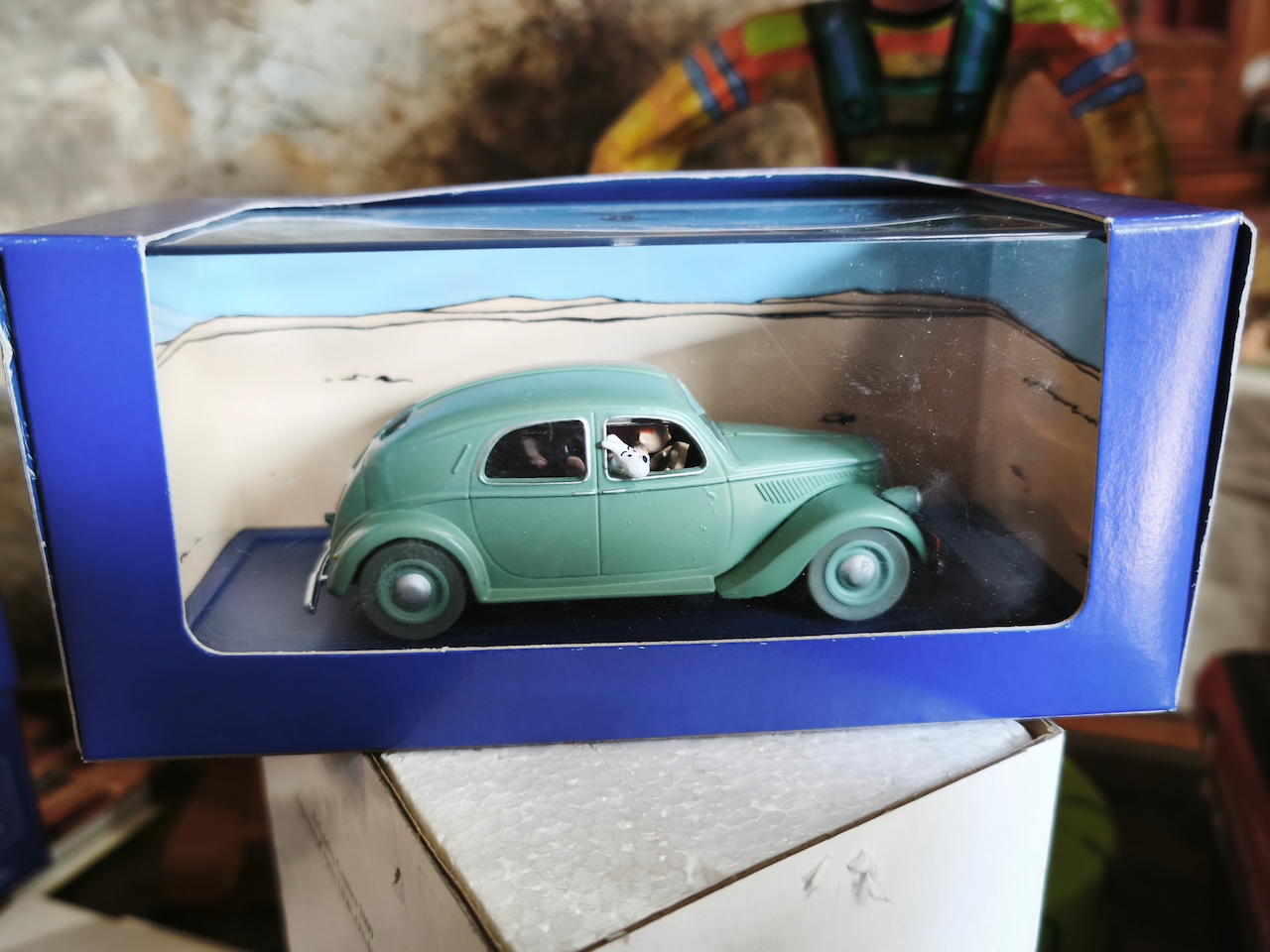 En voiture Tintin échelles 1/43e, éditées par Atlas / Moulinsart dans leurs boîtes bleues d'origine avec décors en fond de boîte – Image 32
