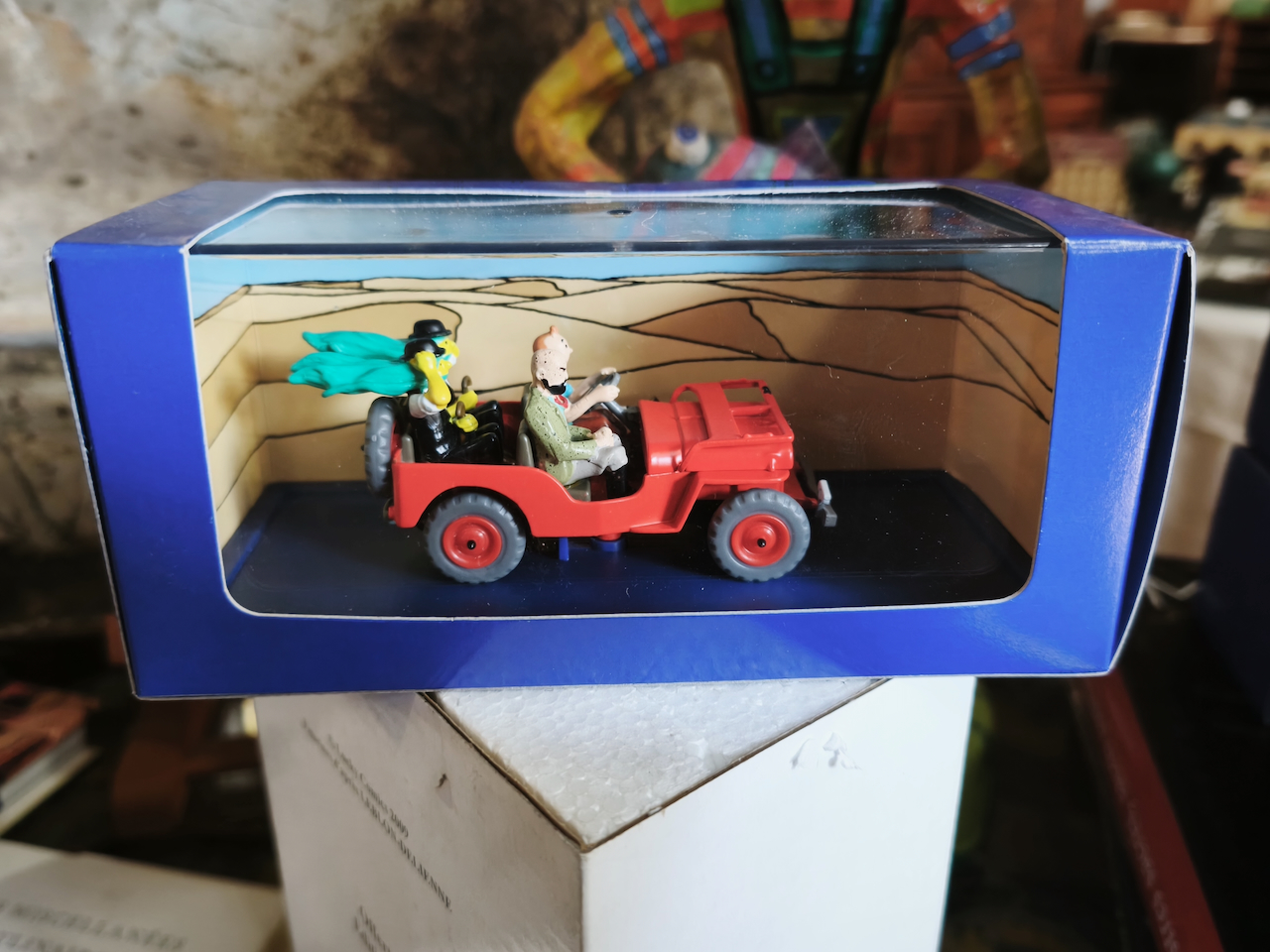 En voiture Tintin échelles 1/43e, éditées par Atlas / Moulinsart dans leurs boîtes bleues d'origine avec décors en fond de boîte – Image 33