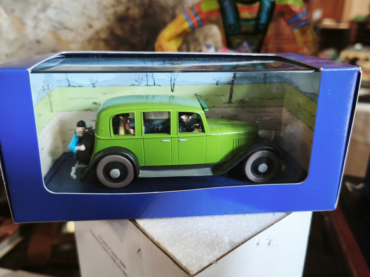 En voiture Tintin échelles 1/43e, éditées par Atlas / Moulinsart dans leurs boîtes bleues d'origine avec décors en fond de boîte – Image 34