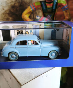 En voiture Tintin échelles 1/43e, éditées par Atlas / Moulinsart dans leurs boîtes bleues d'origine avec décors en fond de boîte – Image 35