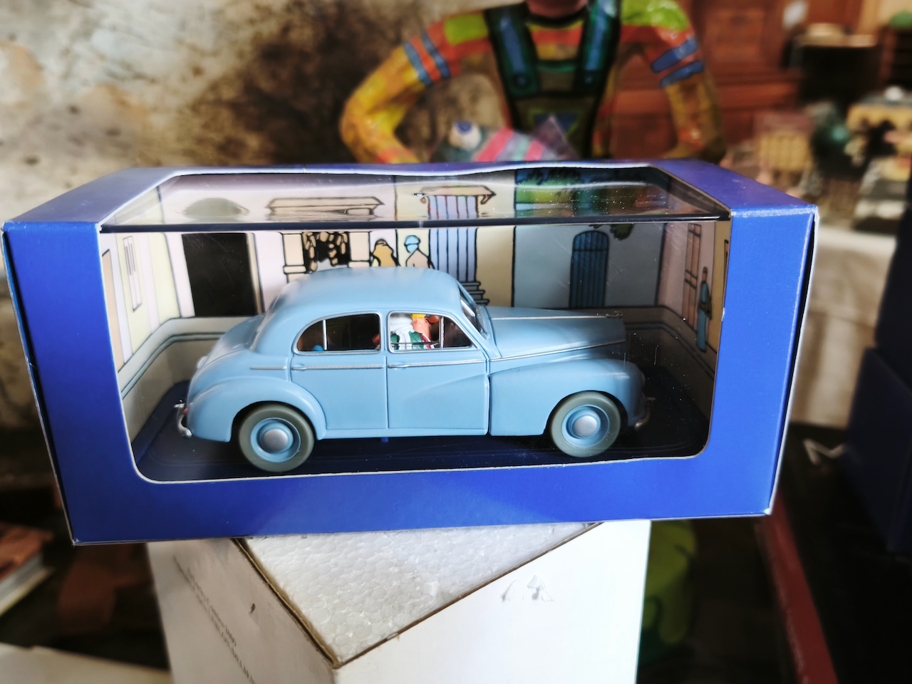 En voiture Tintin échelles 1/43e, éditées par Atlas / Moulinsart dans leurs boîtes bleues d'origine avec décors en fond de boîte – Image 35