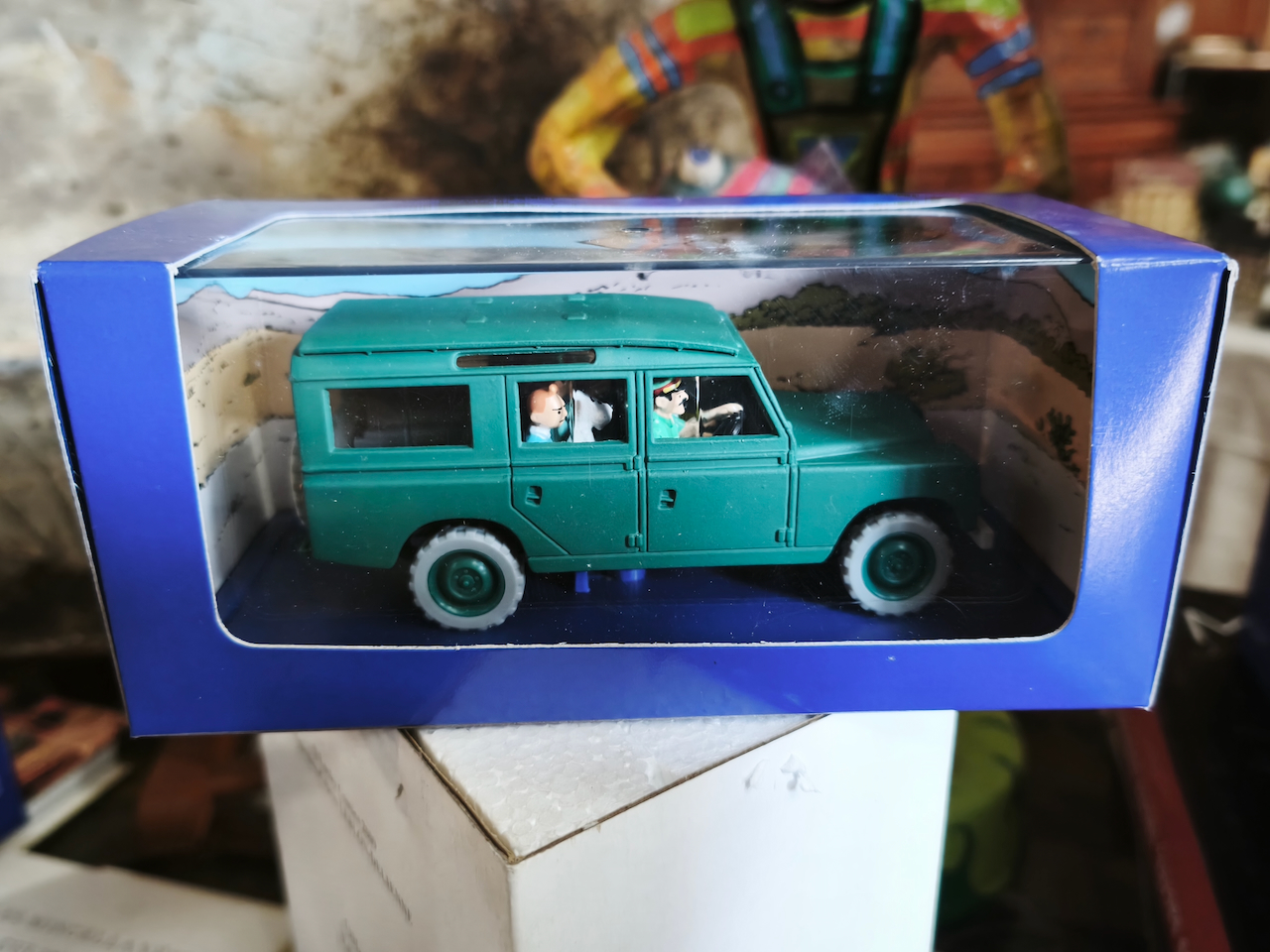 En voiture Tintin échelles 1/43e, éditées par Atlas / Moulinsart dans leurs boîtes bleues d'origine avec décors en fond de boîte – Image 36