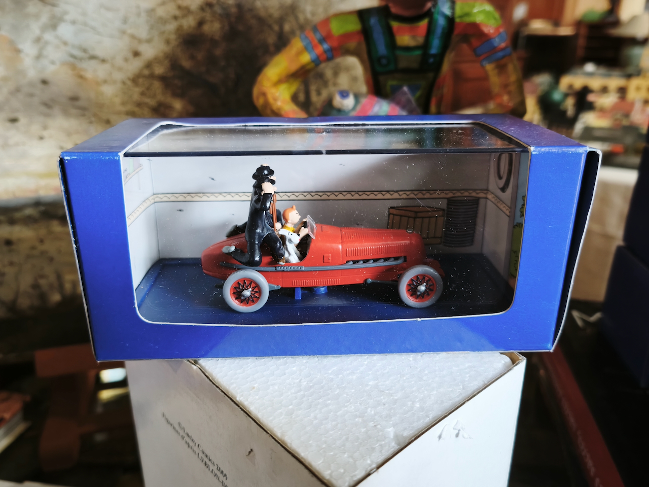 En voiture Tintin échelles 1/43e, éditées par Atlas / Moulinsart dans leurs boîtes bleues d'origine avec décors en fond de boîte – Image 37