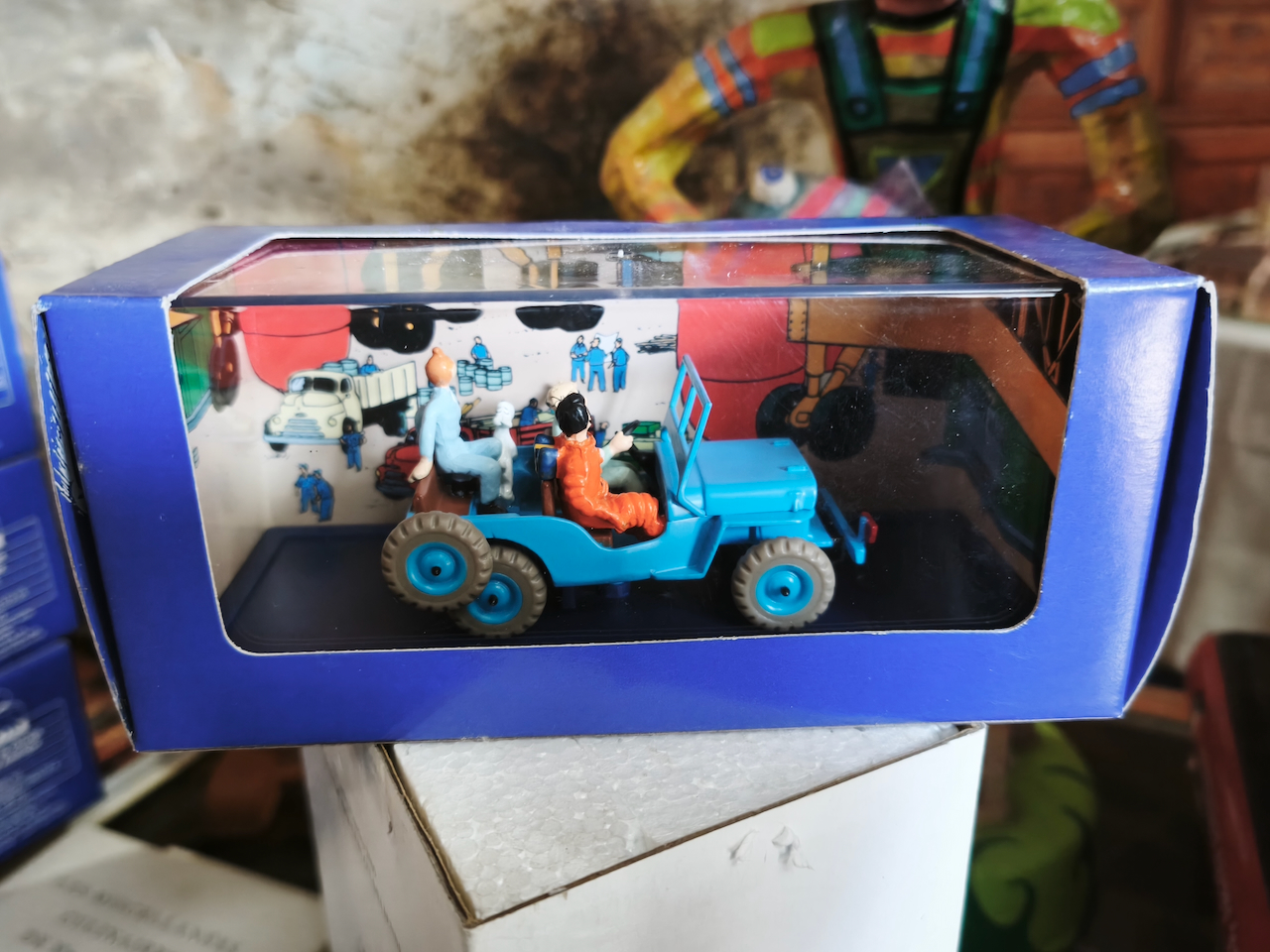 En voiture Tintin échelles 1/43e, éditées par Atlas / Moulinsart dans leurs boîtes bleues d'origine avec décors en fond de boîte – Image 38
