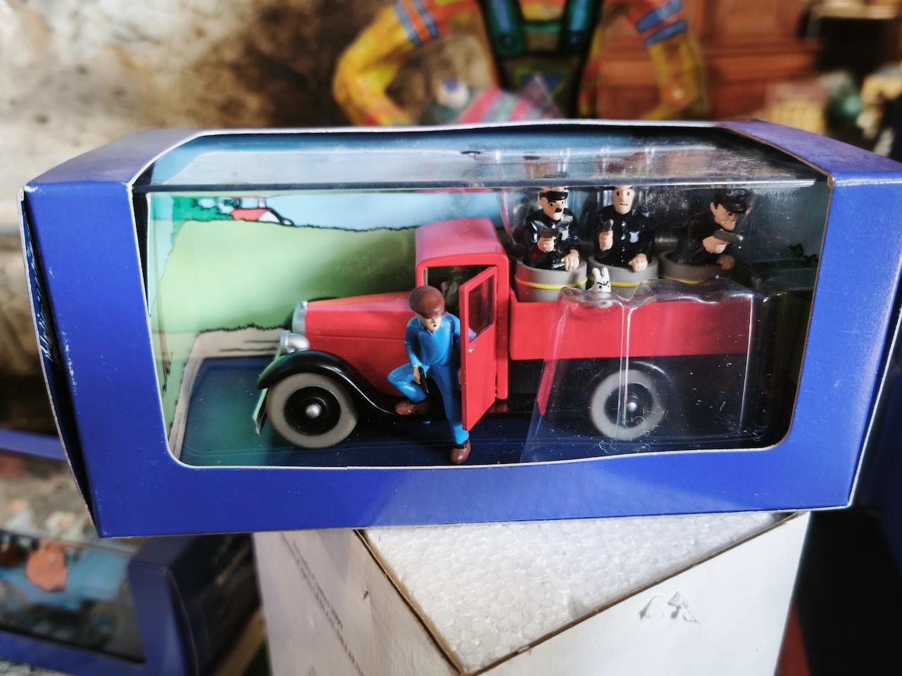 En voiture Tintin échelles 1/43e, éditées par Atlas / Moulinsart dans leurs boîtes bleues d'origine avec décors en fond de boîte – Image 39