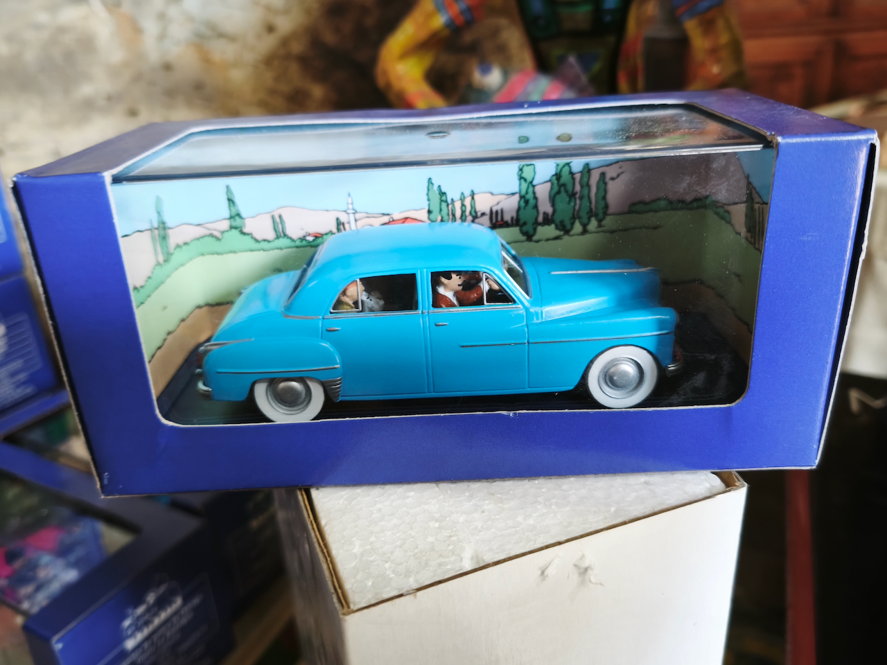 En voiture Tintin échelles 1/43e, éditées par Atlas / Moulinsart dans leurs boîtes bleues d'origine avec décors en fond de boîte – Image 40