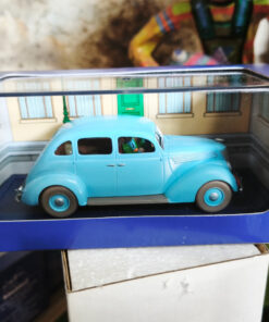 En voiture Tintin échelles 1/43e, éditées par Atlas / Moulinsart dans leurs boîtes bleues d'origine avec décors en fond de boîte – Image 41