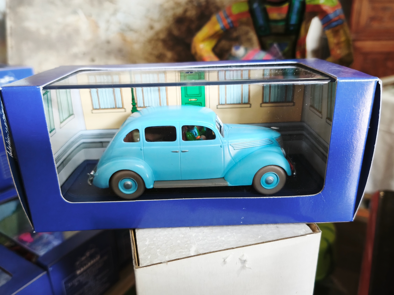 En voiture Tintin échelles 1/43e, éditées par Atlas / Moulinsart dans leurs boîtes bleues d'origine avec décors en fond de boîte – Image 41