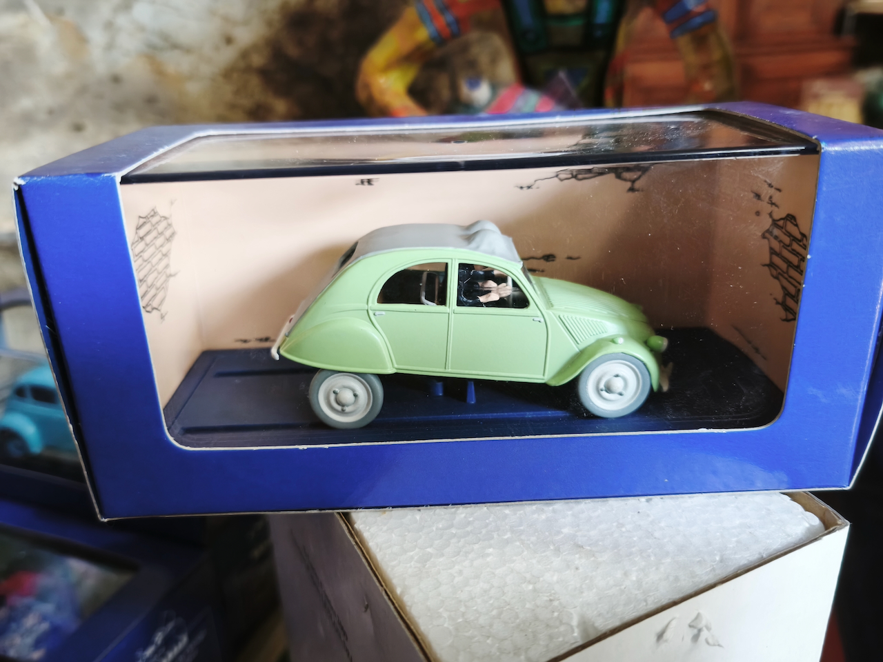 En voiture Tintin échelles 1/43e, éditées par Atlas / Moulinsart dans leurs boîtes bleues d'origine avec décors en fond de boîte – Image 42