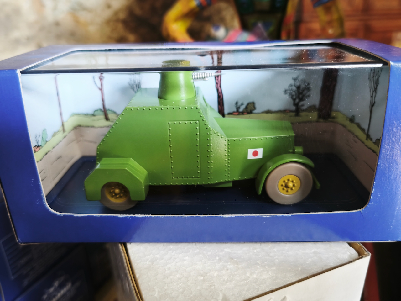 En voiture Tintin échelles 1/43e, éditées par Atlas / Moulinsart dans leurs boîtes bleues d'origine avec décors en fond de boîte – Image 43