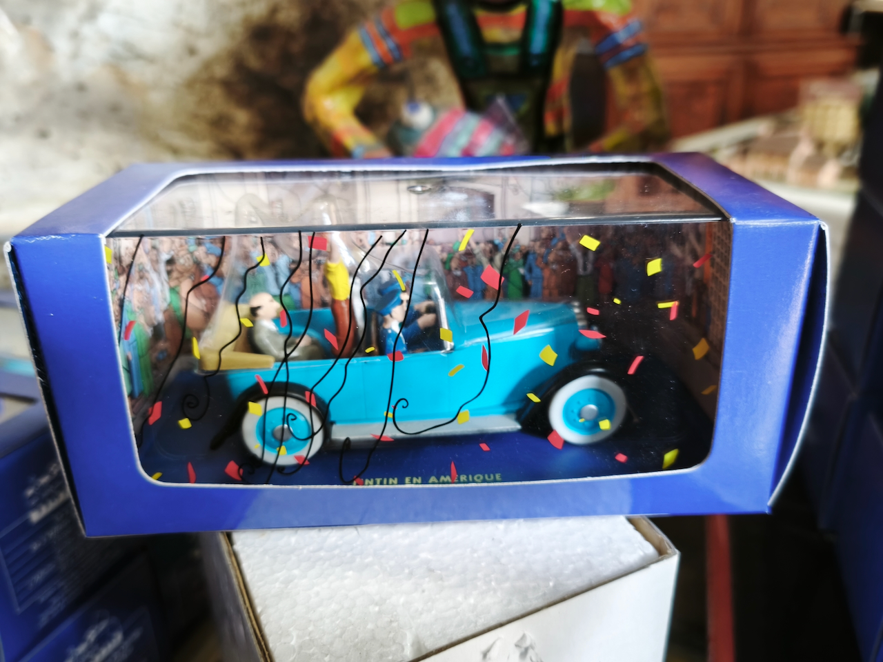 En voiture Tintin échelles 1/43e, éditées par Atlas / Moulinsart dans leurs boîtes bleues d'origine avec décors en fond de boîte – Image 44