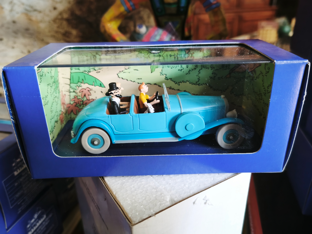 En voiture Tintin échelles 1/43e, éditées par Atlas / Moulinsart dans leurs boîtes bleues d'origine avec décors en fond de boîte – Image 45