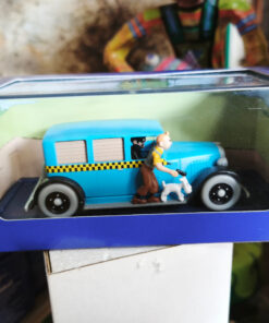 En voiture Tintin échelles 1/43e, éditées par Atlas / Moulinsart dans leurs boîtes bleues d'origine avec décors en fond de boîte – Image 46