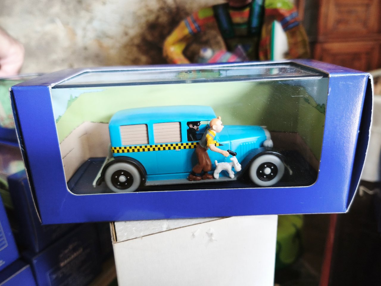 En voiture Tintin échelles 1/43e, éditées par Atlas / Moulinsart dans leurs boîtes bleues d'origine avec décors en fond de boîte – Image 46