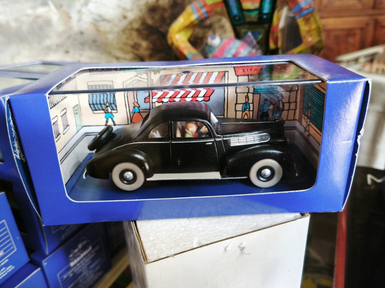 En voiture Tintin échelles 1/43e, éditées par Atlas / Moulinsart dans leurs boîtes bleues d'origine avec décors en fond de boîte – Image 47