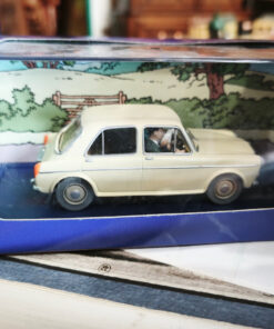En voiture Tintin échelles 1/43e, éditées par Atlas / Moulinsart dans leurs boîtes bleues d'origine avec décors en fond de boîte – Image 48