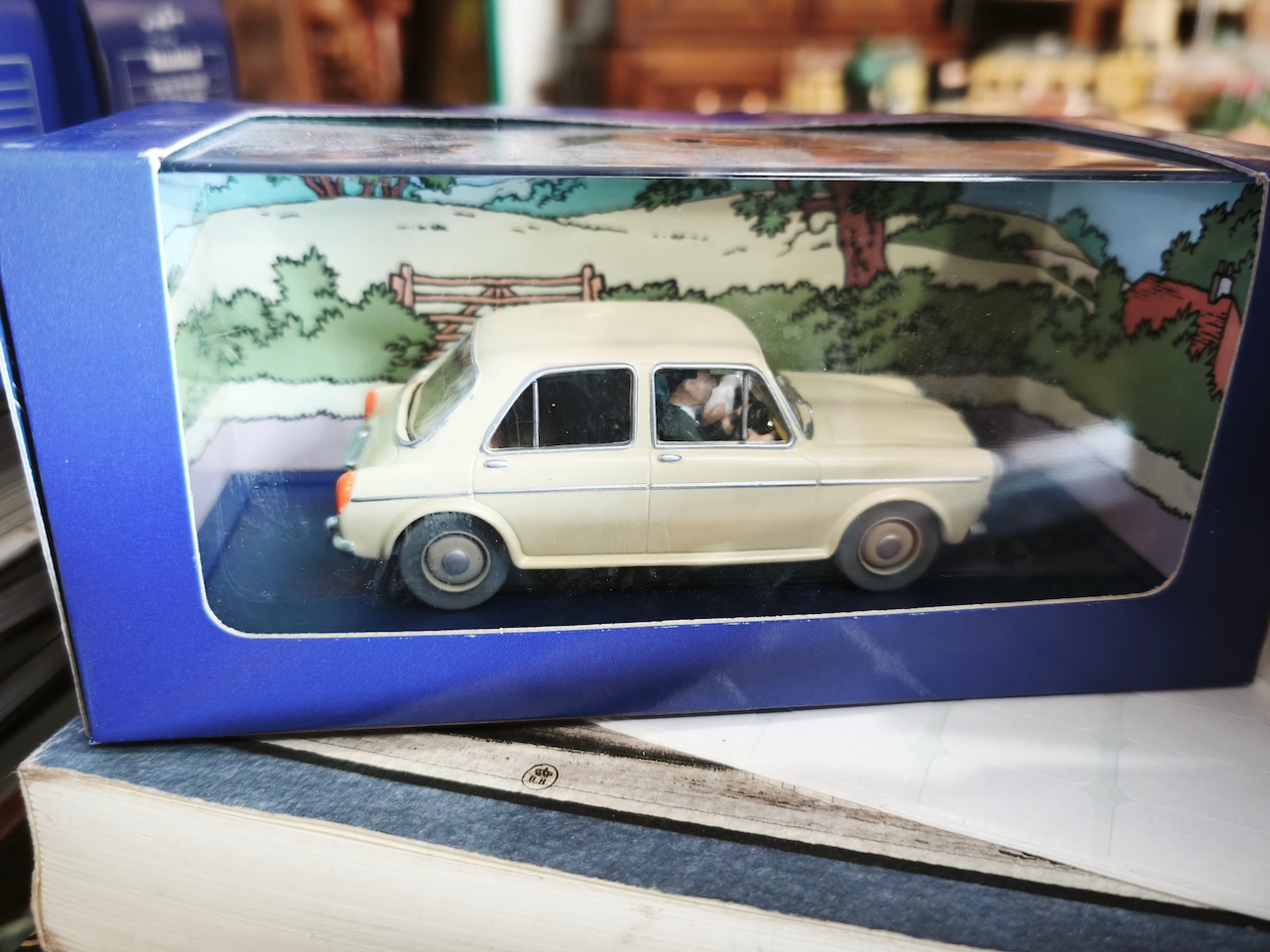 En voiture Tintin échelles 1/43e, éditées par Atlas / Moulinsart dans leurs boîtes bleues d'origine avec décors en fond de boîte – Image 48