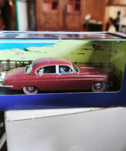 En voiture Tintin échelles 1/43e, éditées par Atlas / Moulinsart dans leurs boîtes bleues d'origine avec décors en fond de boîte – Image 49