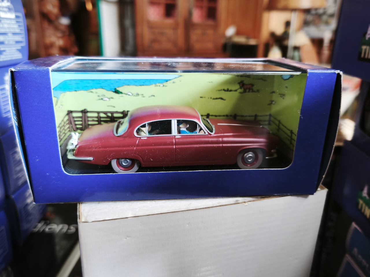 En voiture Tintin échelles 1/43e, éditées par Atlas / Moulinsart dans leurs boîtes bleues d'origine avec décors en fond de boîte – Image 49