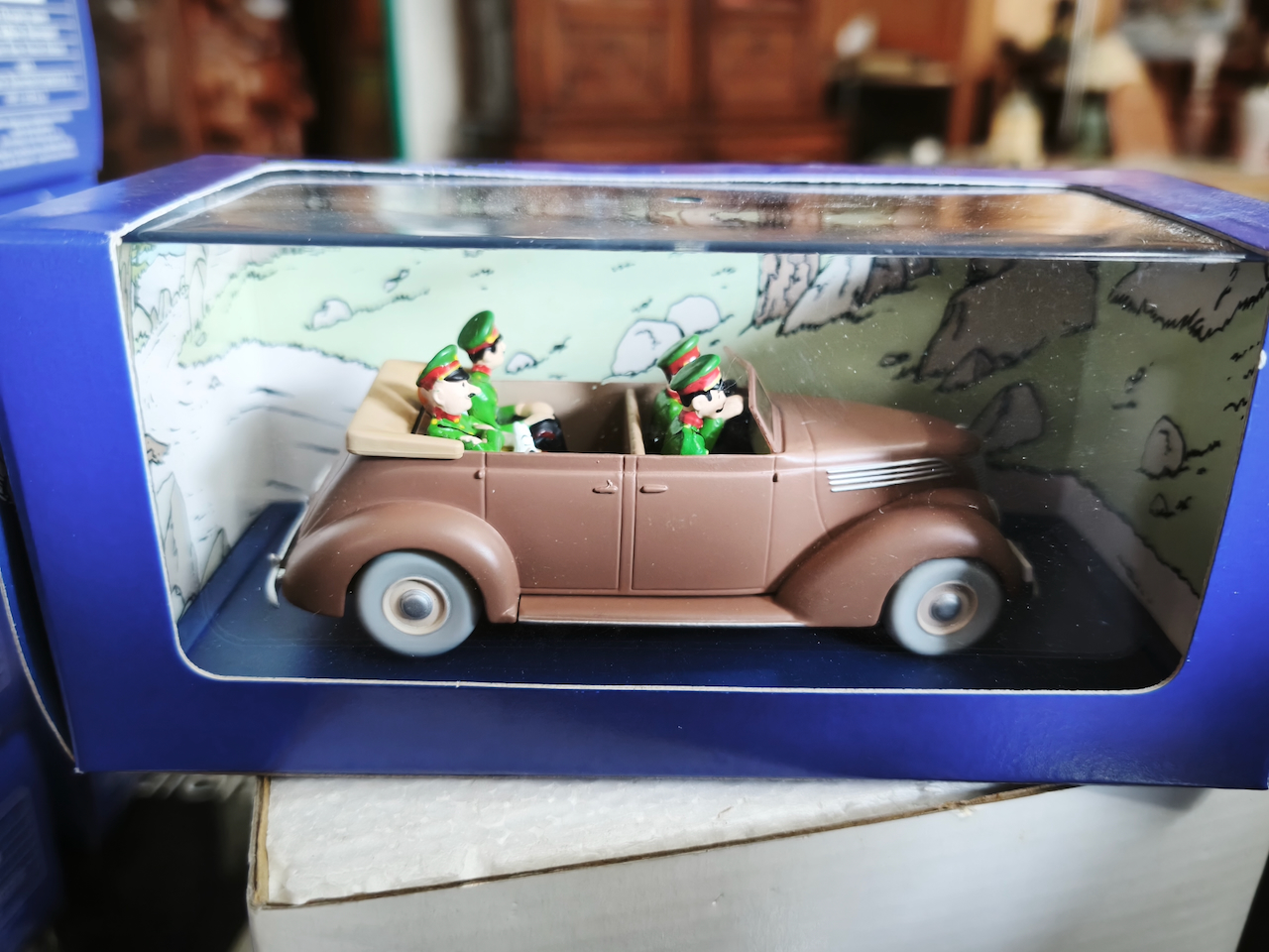 En voiture Tintin échelles 1/43e, éditées par Atlas / Moulinsart dans leurs boîtes bleues d'origine avec décors en fond de boîte – Image 50