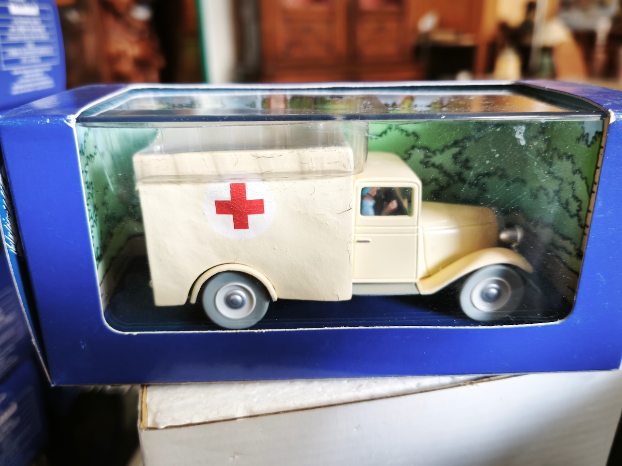 En voiture Tintin échelles 1/43e, éditées par Atlas / Moulinsart dans leurs boîtes bleues d'origine avec décors en fond de boîte – Image 51
