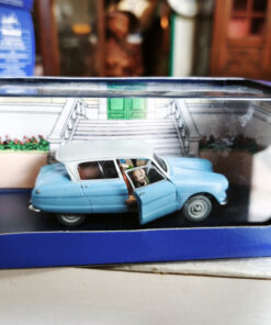 En voiture Tintin échelles 1/43e, éditées par Atlas / Moulinsart dans leurs boîtes bleues d'origine avec décors en fond de boîte – Image 52
