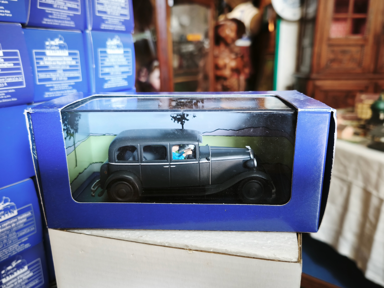 En voiture Tintin échelles 1/43e, éditées par Atlas / Moulinsart dans leurs boîtes bleues d'origine avec décors en fond de boîte – Image 53